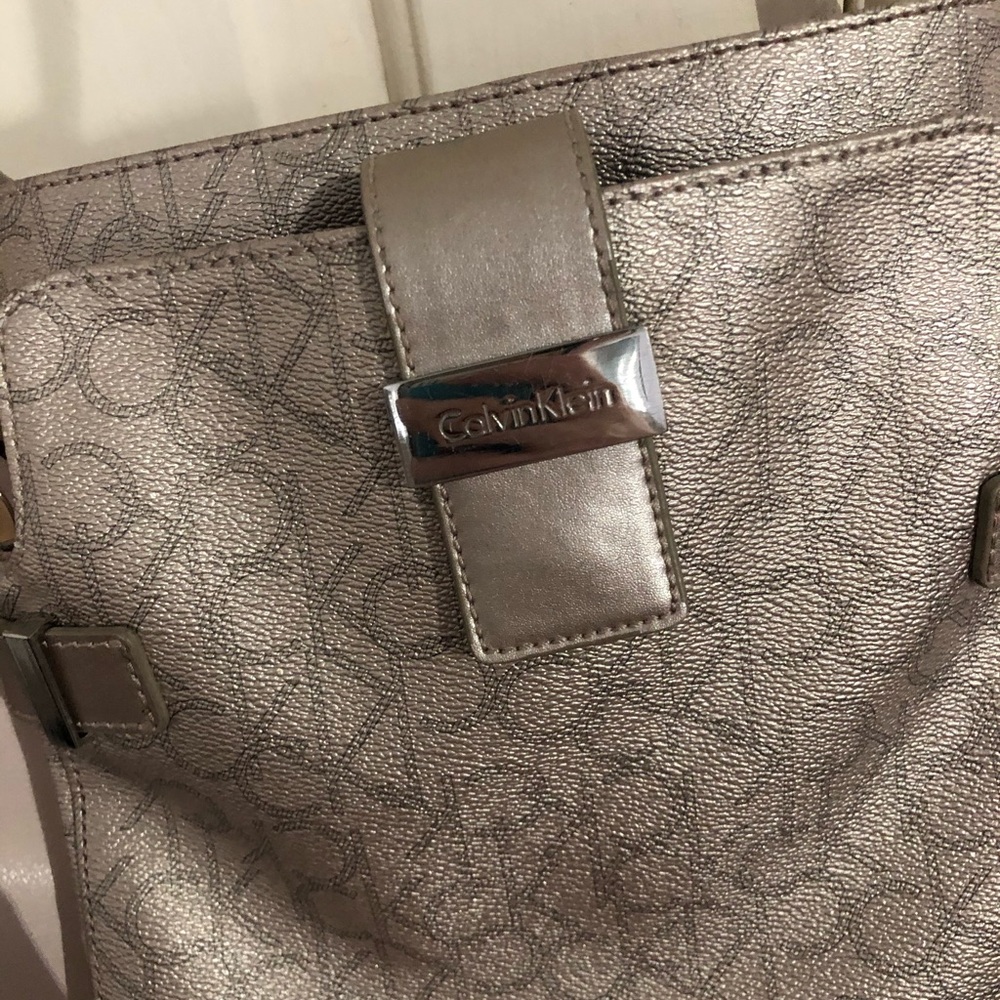 Purses keep scrolling - Picture 4 of 8
